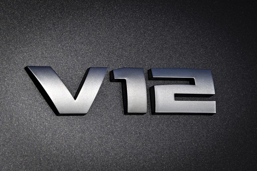 Логотип BMW M760i xDrive 2017 года  (NA) (фото 140 из 154)